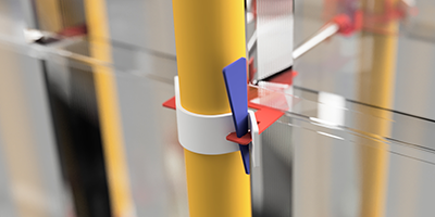 パイプをはめ込み中上段のユーセパにカバーとくさびを取り付けている