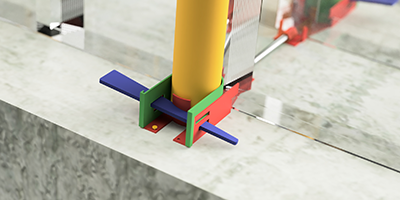 下段用にくさびを取り付けている